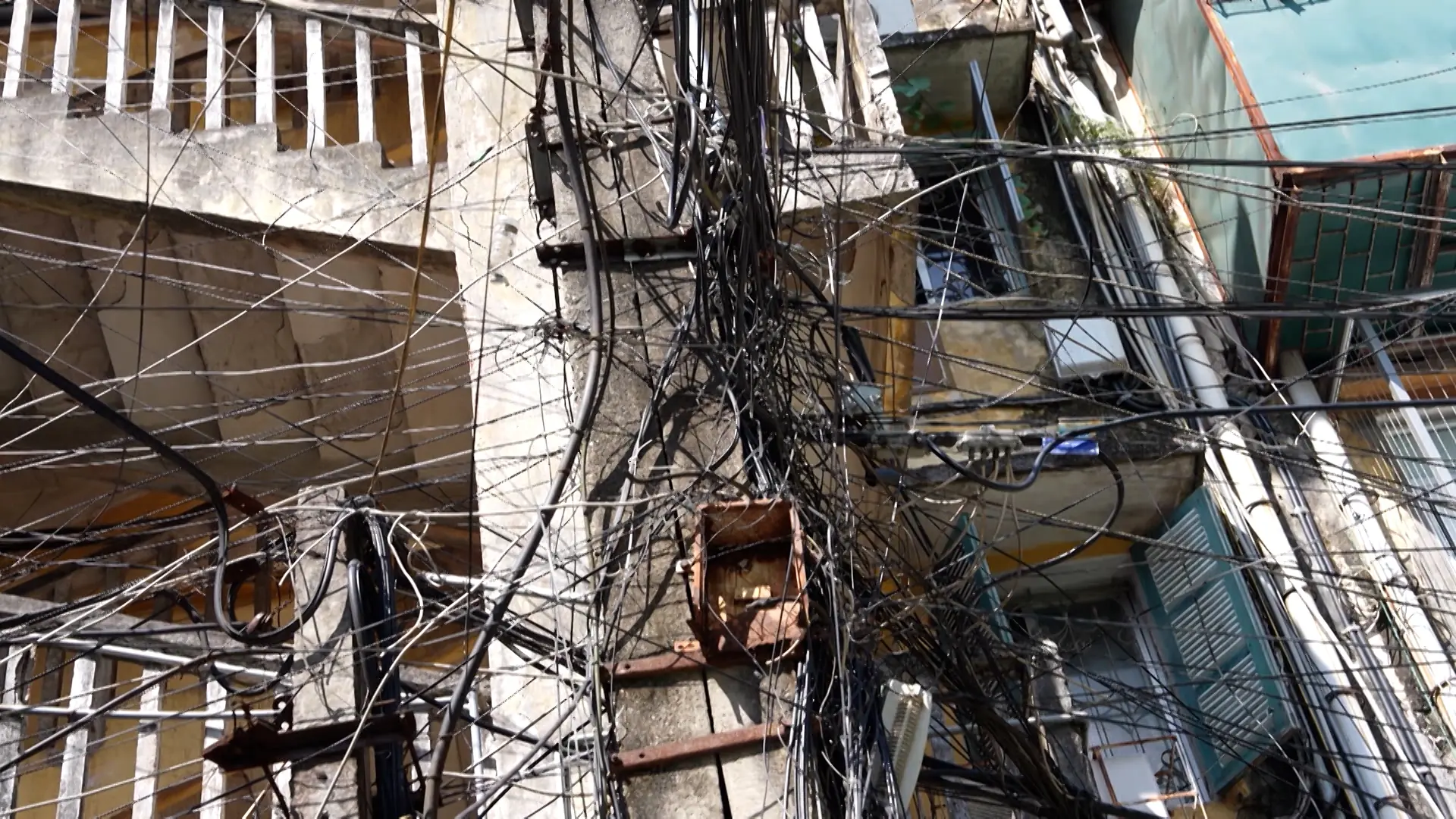 Nguy cơ chập cháy từ những búi 'rác trời' | An toàn phòng cháy & chữa cháy | 07/08/2025